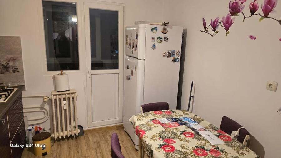 Apartament cu 3 camere semidecomandat în Drumul Taberei
