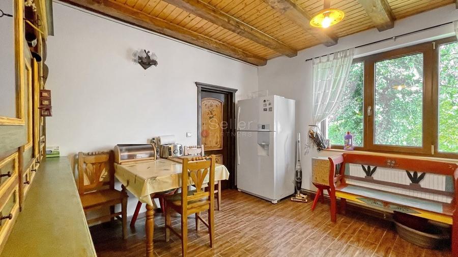 Casă individuală cu 11 camere cu Canalizare în Poiana Mărului
