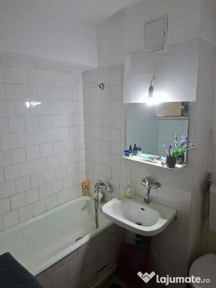 Apartament cu 3 camere semidecomandat în Central