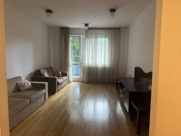 Apartament cu 3 camere semidecomandat în Grigorescu
