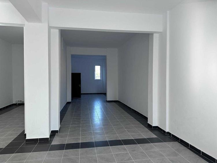 Spațiu comercial, de 290 mp, în Prundu