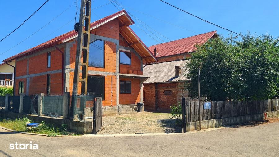 Casă cu 4 camere cu Teren 689 Mp în Valea Iașului