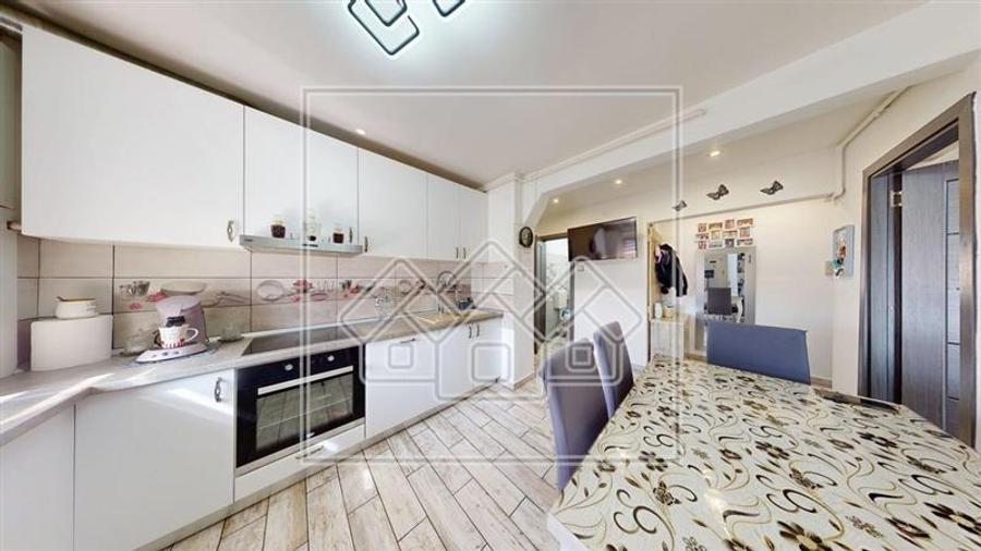 Apartament cu 3 camere decomandat în Mihai Viteazul