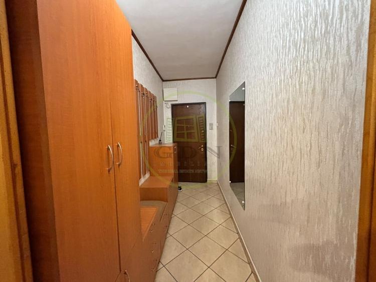 Apartament cu 3 camere semidecomandat, mobilat în Central
