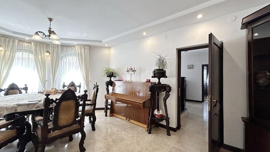 Casă individuală cu 7 camere cu Piscina în Craiter