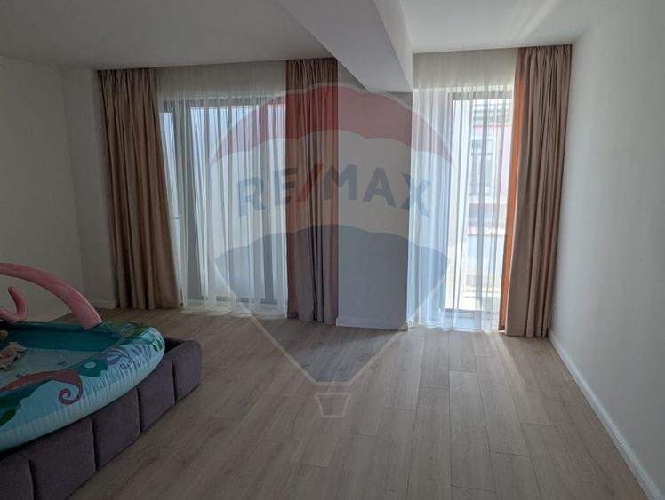 Casă individuală cu 6 camere cu Teren 484 Mp în Central