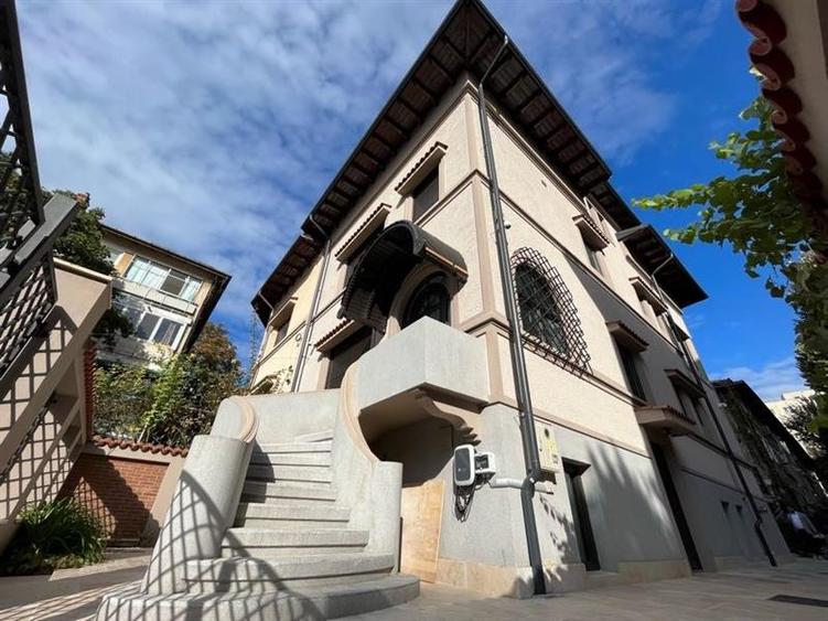 Casă individuală cu 10 camere cu Canalizare în Tineretului