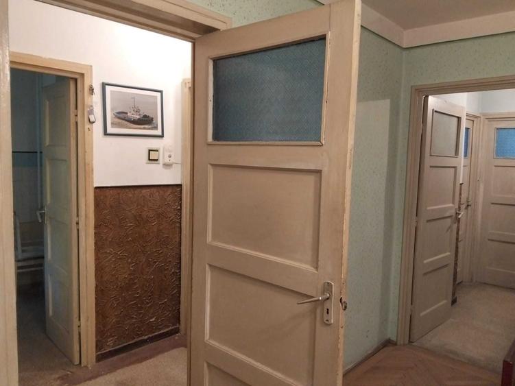 Apartament cu 3 camere semidecomandat în Sârbi