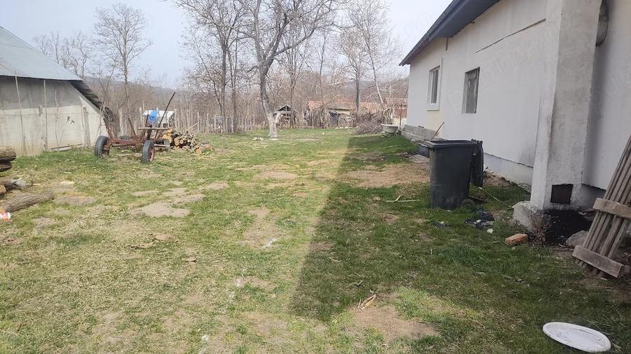 Teren de 2800 mp, în Racovițeni