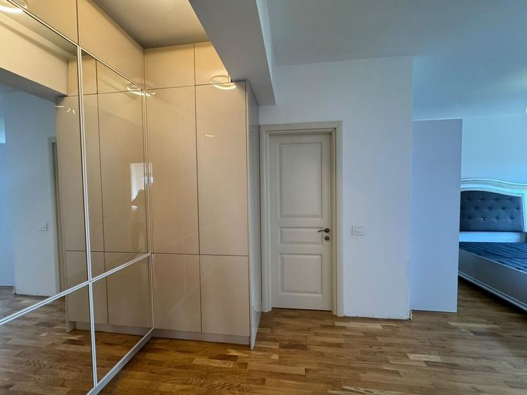 Apartament cu 3 camere semidecomandat în Băneasa