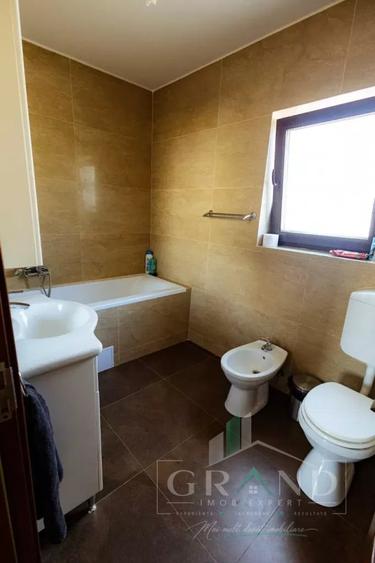 Casă individuală cu 5 camere cu Canalizare în Dâmbul Rotund