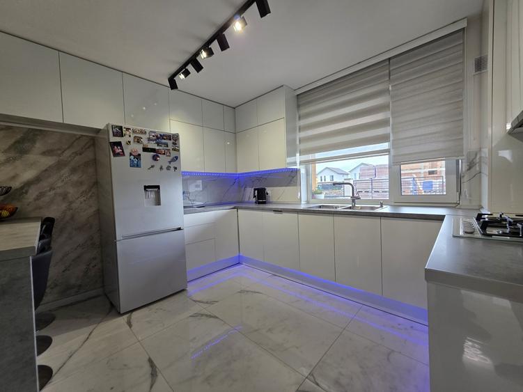 Duplex cu 4 camere cu Canalizare în Stupini