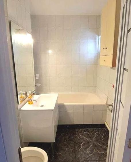 Apartament cu 3 camere semidecomandat, mobilat în Tineretului