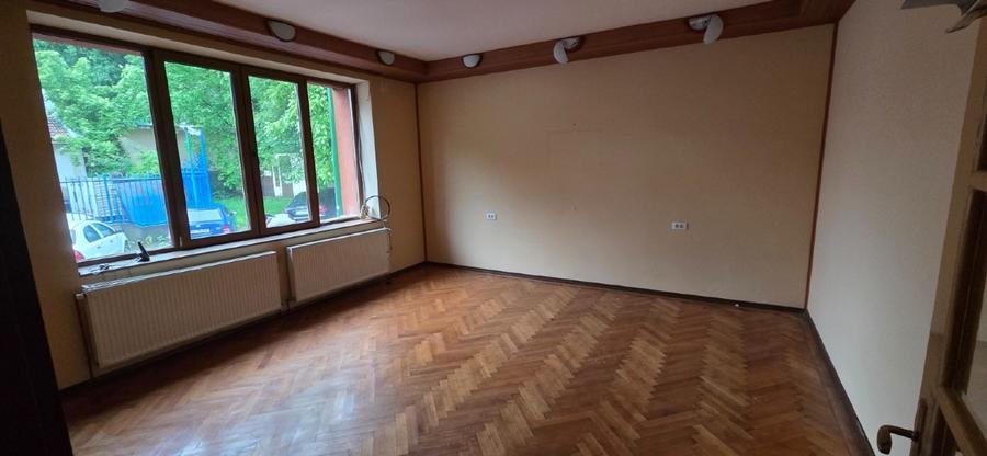 Casă individuală cu 5 camere cu Canalizare în Centrul Civic