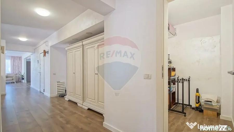 Apartament cu 5 camere decomandat în Noua