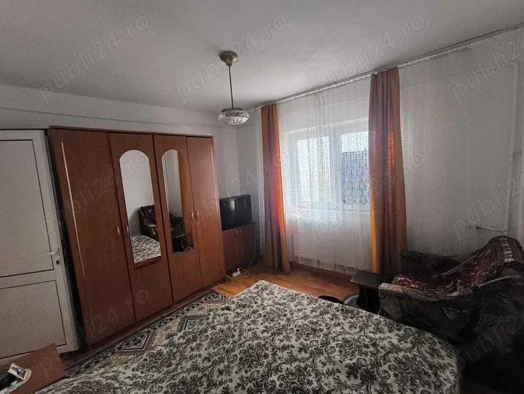 Apartament cu 3 camere decomandat în Motru