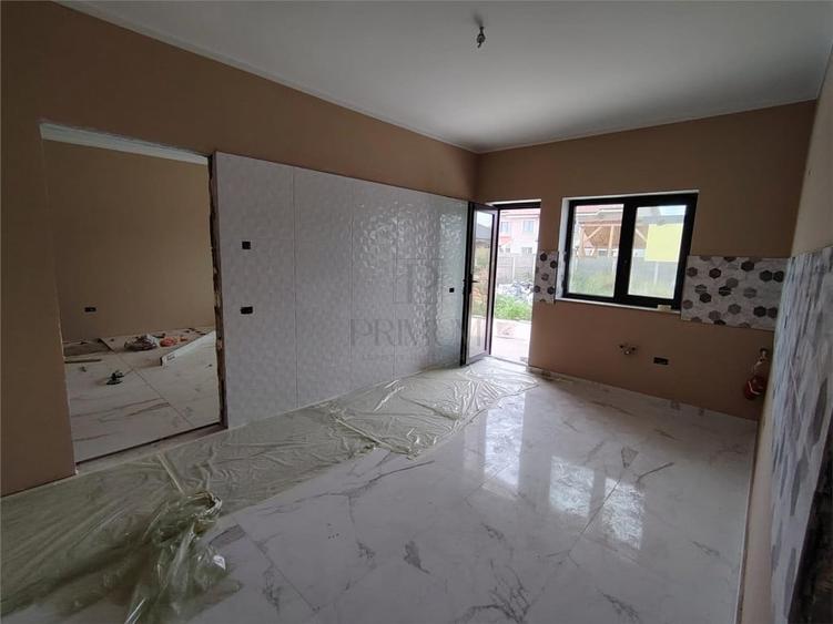 Duplex despartit prin C.T. - spatios - 5 camere - bucatarie - 3