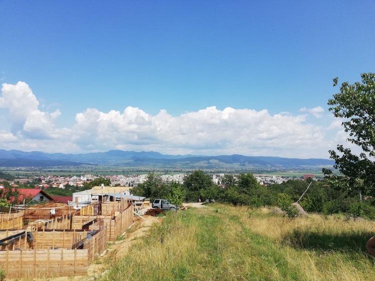 Teren Construcții intravilan de 370 mp, în Vest