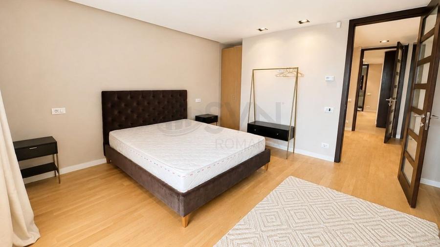 Apartament cu 4 camere decomandat în Băneasa