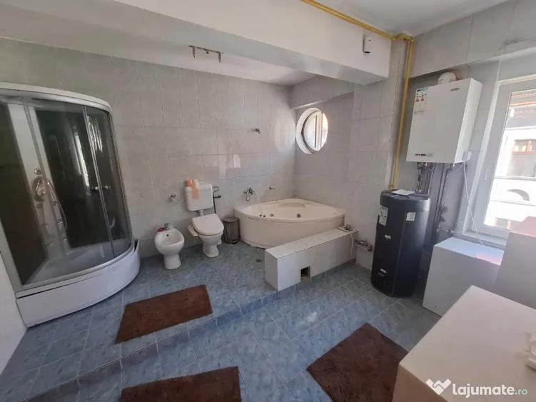 Apartament cu 3 camere decomandat în Boul Roșu