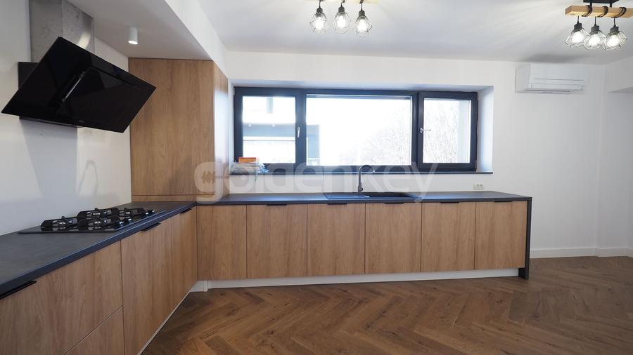 Apartament cu 4 camere semidecomandat în Băneasa