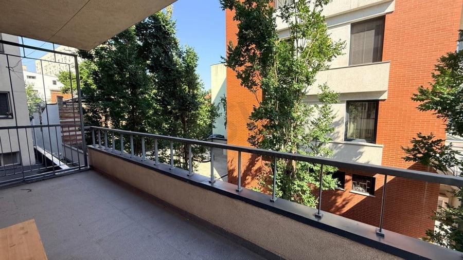 Apartament cu 4 camere decomandat în Polonă