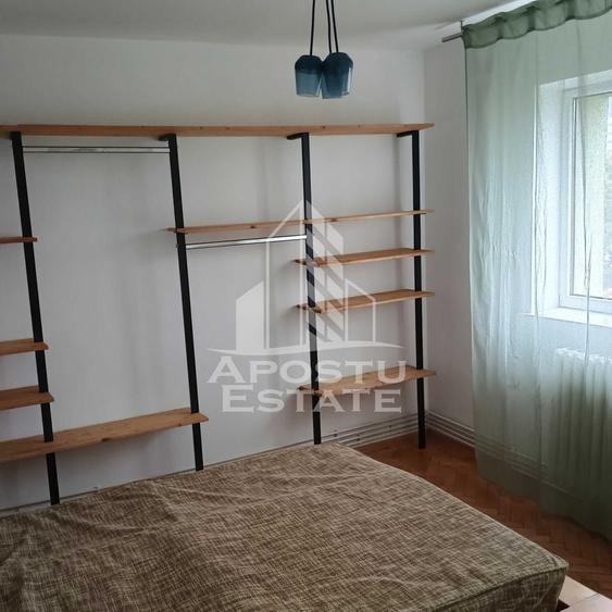 Apartament cu 3 camere semidecomandat, mobilat în Torontalului