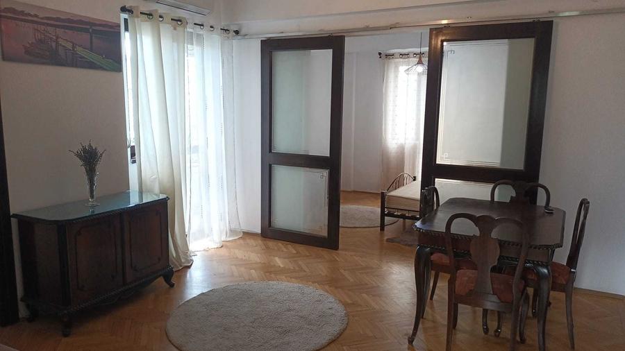 Apartament cu 3 camere semidecomandat în Central