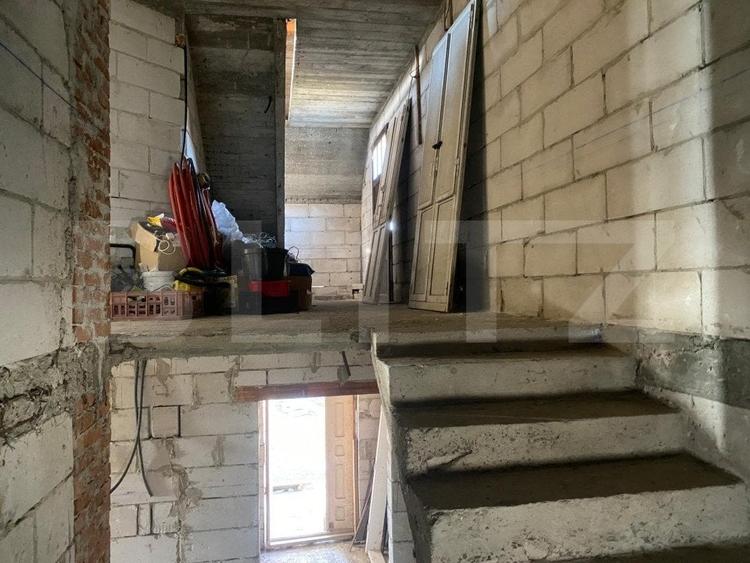 Casă individuală cu 8 camere cu Canalizare în Nord