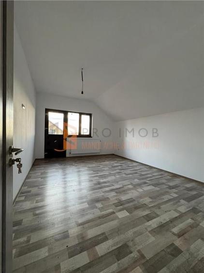 Casă individuală cu 5 camere cu Canalizare în Stâlpu