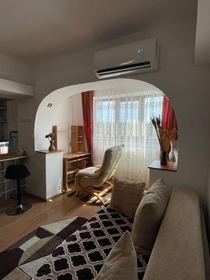 Apartament cu 2 camere semidecomandat, mobilat în 1 Mai