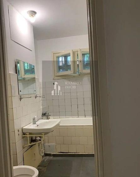 Apartament cu 3 camere semidecomandat în P-ța Reșița