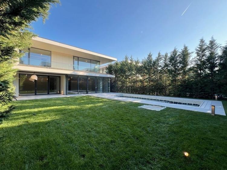 Casă individuală cu 7 camere cu Piscina în Iancu Nicolae