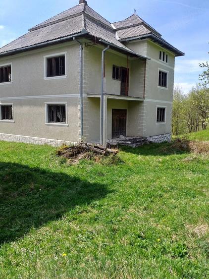 Casă cu Teren 8000 Mp în Roșia Montană