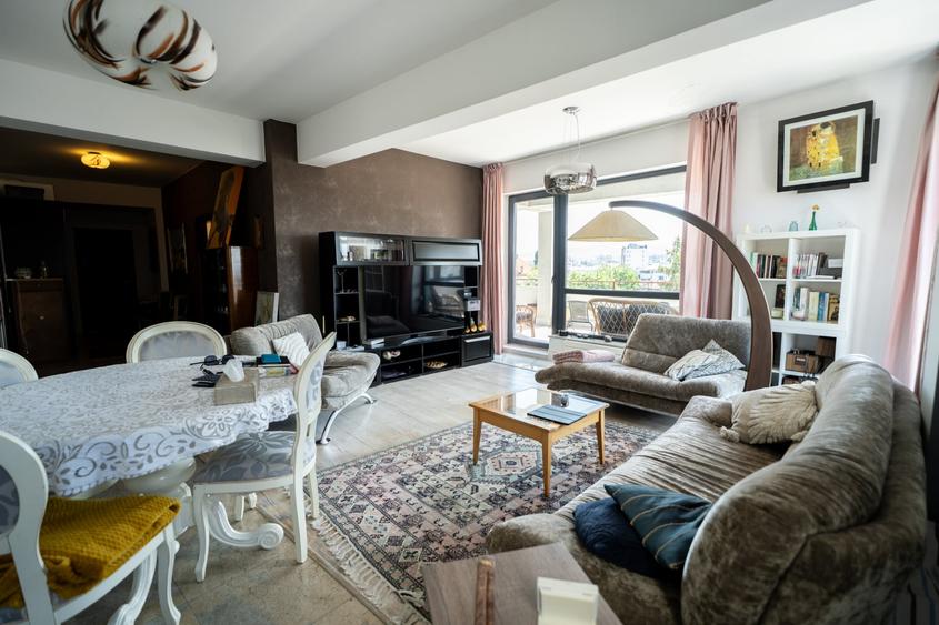 Apartament cu 3 camere semidecomandat, mobilat în Semicentral