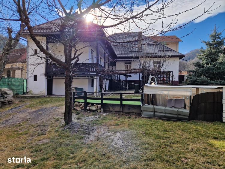 Casă cu 7 camere cu Teren 500 Mp în Bran