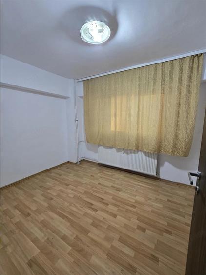 Apartament cu 4 camere decomandat în Berceni