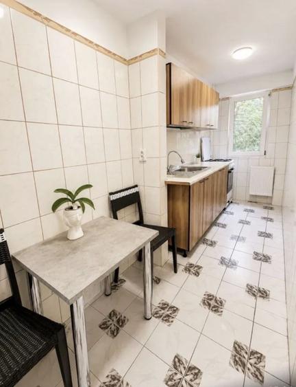 Apartament cu 3 camere decomandat, mobilat în Lacul Tei