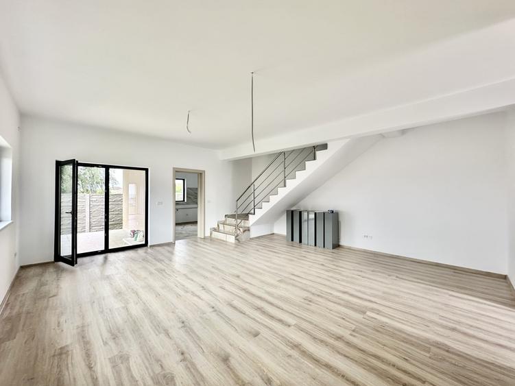Duplex cu 5 camere cu Canalizare în Moșnița Nouă
