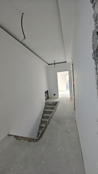 Duplex cu 4 camere cu Canalizare în Ostratu
