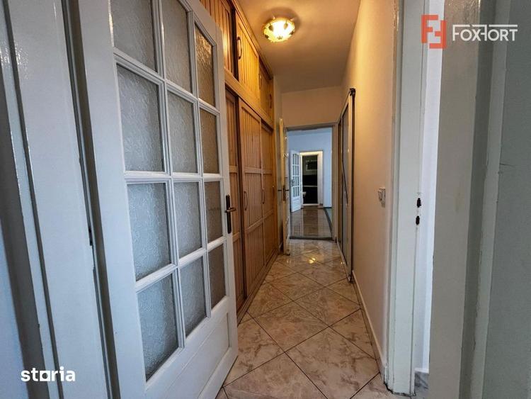 Apartament cu 4 camere decomandat în Intim