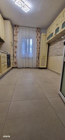 Apartament cu 4 camere decomandat în Roman