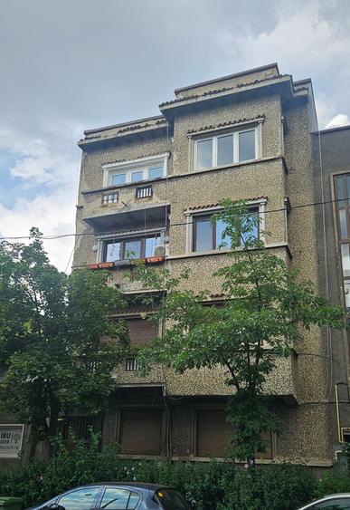 Apartament cu 3 camere semidecomandat în Gara de Nord