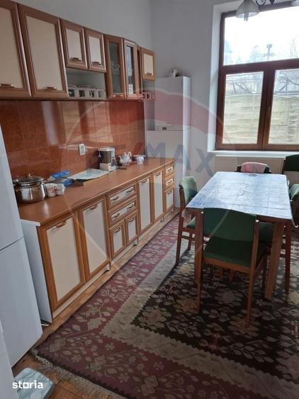 Casă cu 6 camere cu Teren 3300 Mp în Central