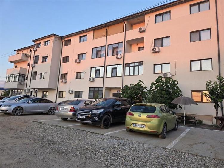 Apartament cu 3 camere decomandat în Preajba