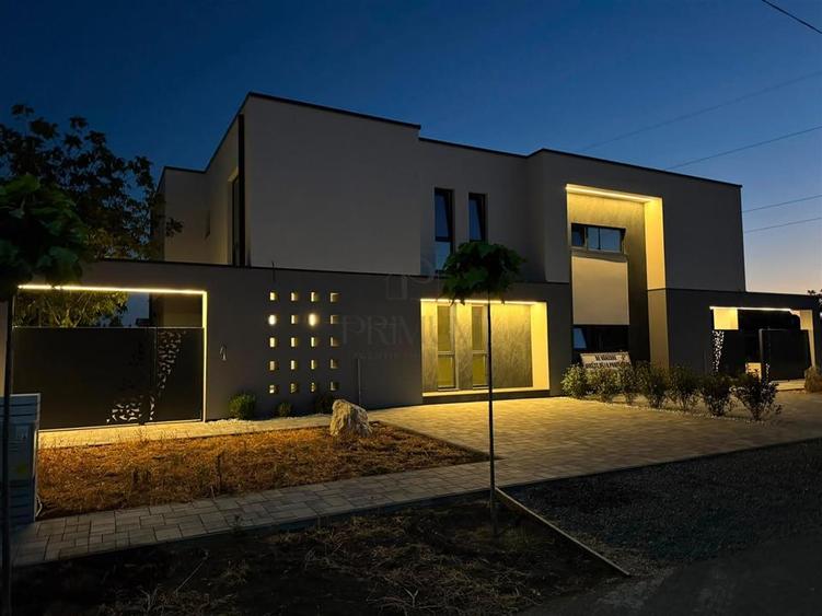 Duplex cu 5 camere cu Canalizare în Dumbrăvița