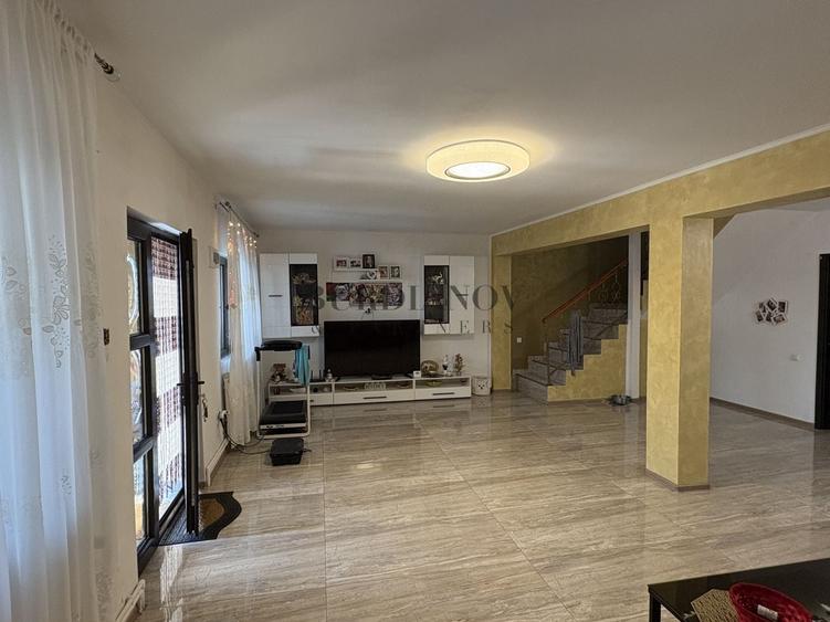 Casă individuală cu 7 camere cu Canalizare în Islaz