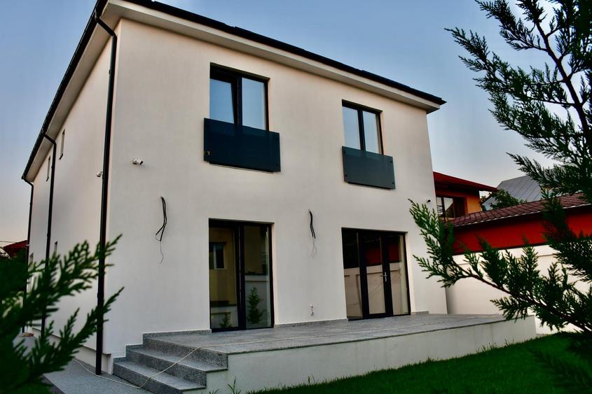 Casă individuală cu 5 camere cu Canalizare în Nord-Vest