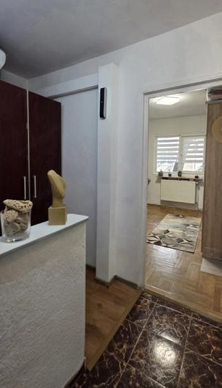 Apartament cu 3 camere decomandat în Energiei