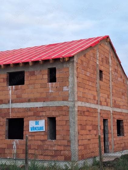 Casă cu 4 camere cu Teren 330 Mp în Izvin
